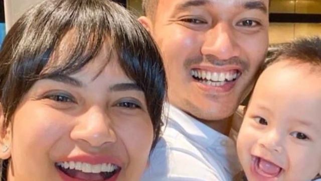 Tangan D!!nfu$ hingga Alami Luk∆ di Kepala, Anak Vanessa Angel Dipeluk Seorang Pengusa Saat Di RS смотреть онлайн