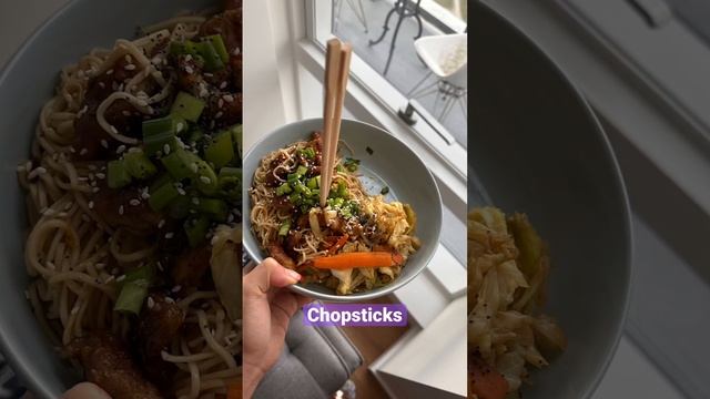 Chopsticks are plural. Have you used them? #foodinenglish#speakfluentenglish #idioms смотреть онлайн