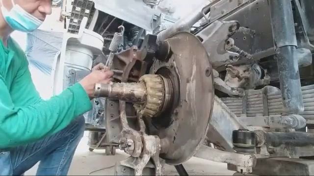 Foton Headtractor/#/Change Inner and Outer bearing and fixing brake shoe.(front wheel) смотреть онлайн
