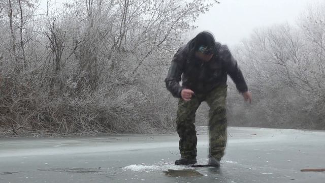 РЫБАЧКА ТЯНЕТ ИХ ОДНУ ЗА ОДНОЙ Голодные щуки отшнурованного ерика #2 Рыбалка в Астрахани 2021 смотреть онлайн