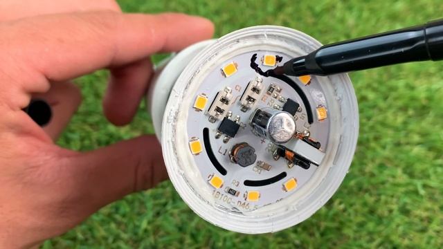 Just Put a Razor Blade a Non-Working LED Bulb And You Will Be Amazed ! смотреть онлайн
