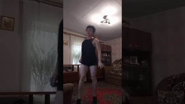 Нина танцует под песни Ионела Истрати - Одиноко смотреть онлайн