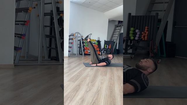 Подъемы ног лёжа на полу смотреть онлайн