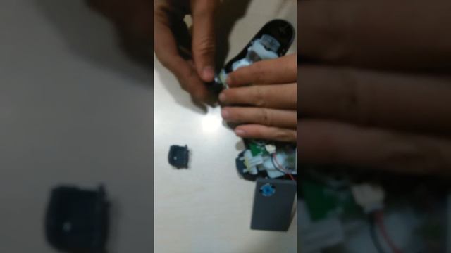 Fixing a loose L2/R2 button on a ps3 controller! смотреть онлайн