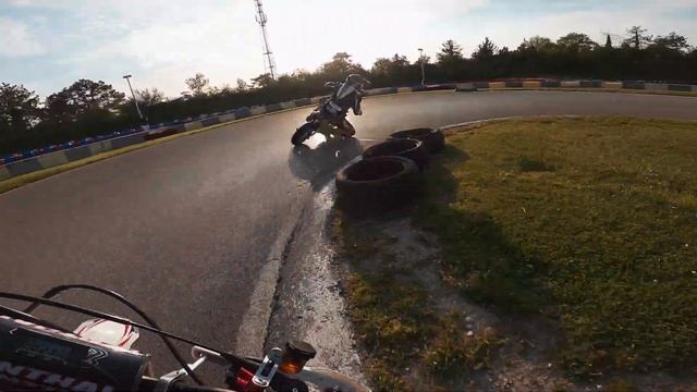 Roulage a DB Karting. смотреть онлайн