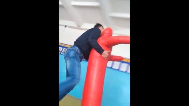 Алдарик разминается смотреть онлайн