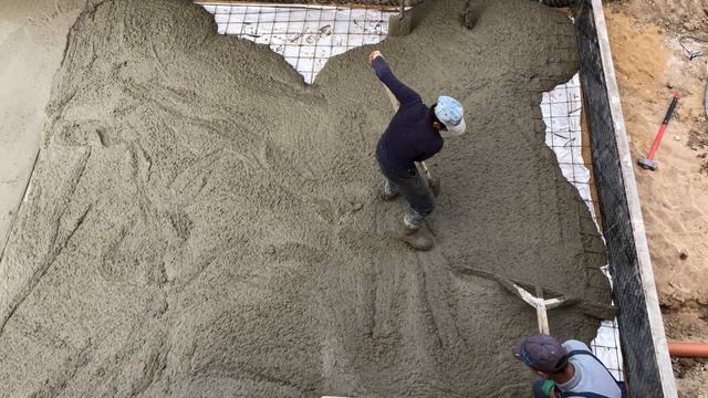 Заливаем основание входной группы Дома 150КР на 1 участке смотреть онлайн