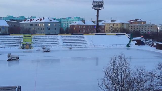Подготовка льда на стадионе Строитель (часть 2) смотреть онлайн