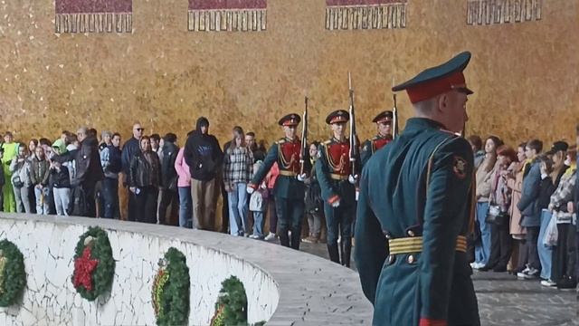 Смена Почётного Караула в Пантеоне Славы Мамаев Курган, Волгоград, 22 апреля 2023 года, 12:00 часов смотреть онлайн