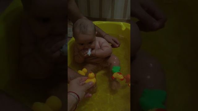 Купание младенца смотреть онлайн