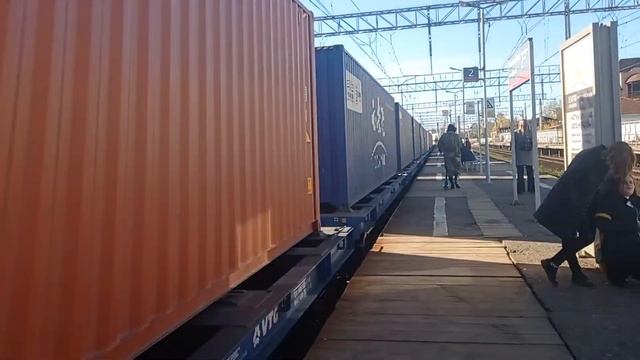 Электровоз ВЛ10-889 с грузовым поездом летит обратно в Орехово. смотреть онлайн