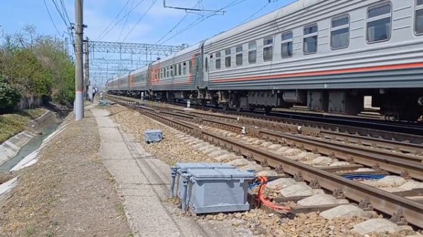 ЭП1М-747 с пассажирским поездом Махачкала-Санкт-Петербург отправляется со ст.Мин-Воды и прив.бригад