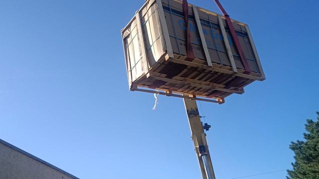 В этот раз решили не поднимать руками панели на крышу :-) смотреть онлайн