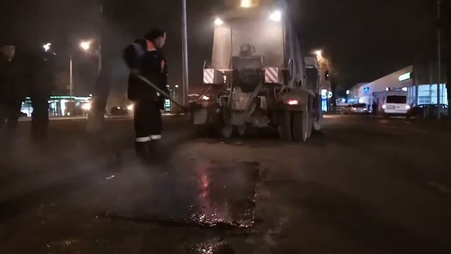 Дорожники заливают литую смесь на Шолохова смотреть онлайн