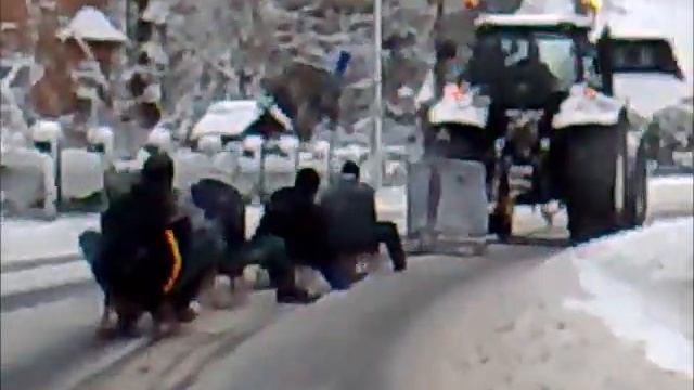 Schlitten fahren hinterm Trecker mit 5 Sterne Luxusschlitten смотреть онлайн