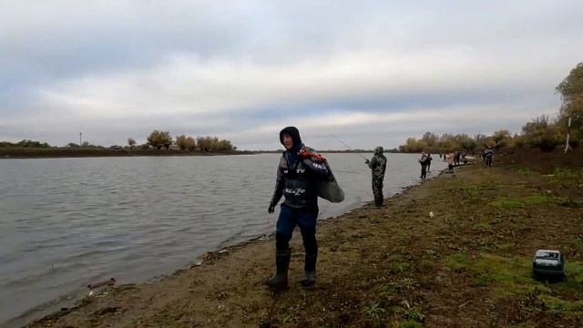 КАКОЙ РУКОЙ КРУТЯТ КАТУШКУ АСТРАХАНСКИЕ РЫБАКИ Турнир по ловле хищника "Кубок Арсенала 2022" Ахтуба смотреть онлайн
