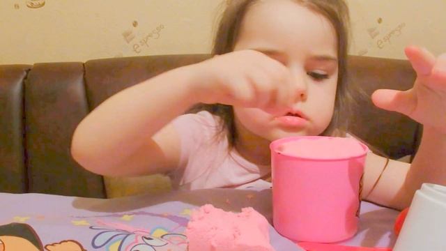 Открываем кинетический песочек,делаем пасочки.Open kinetic sand смотреть онлайн