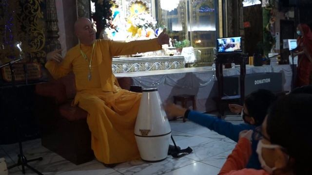 Vancouver children with HH Bhakti Marga Swami Maha Mantra act смотреть онлайн