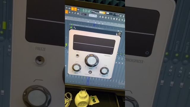 КАК ОДНИМ ПЛАГИНОМ ЗАСУНУТЬ ГОЛОС В БИТ #сведение #мастеринг #плагины #звукарьбомбит #сведениеголос смотреть онлайн