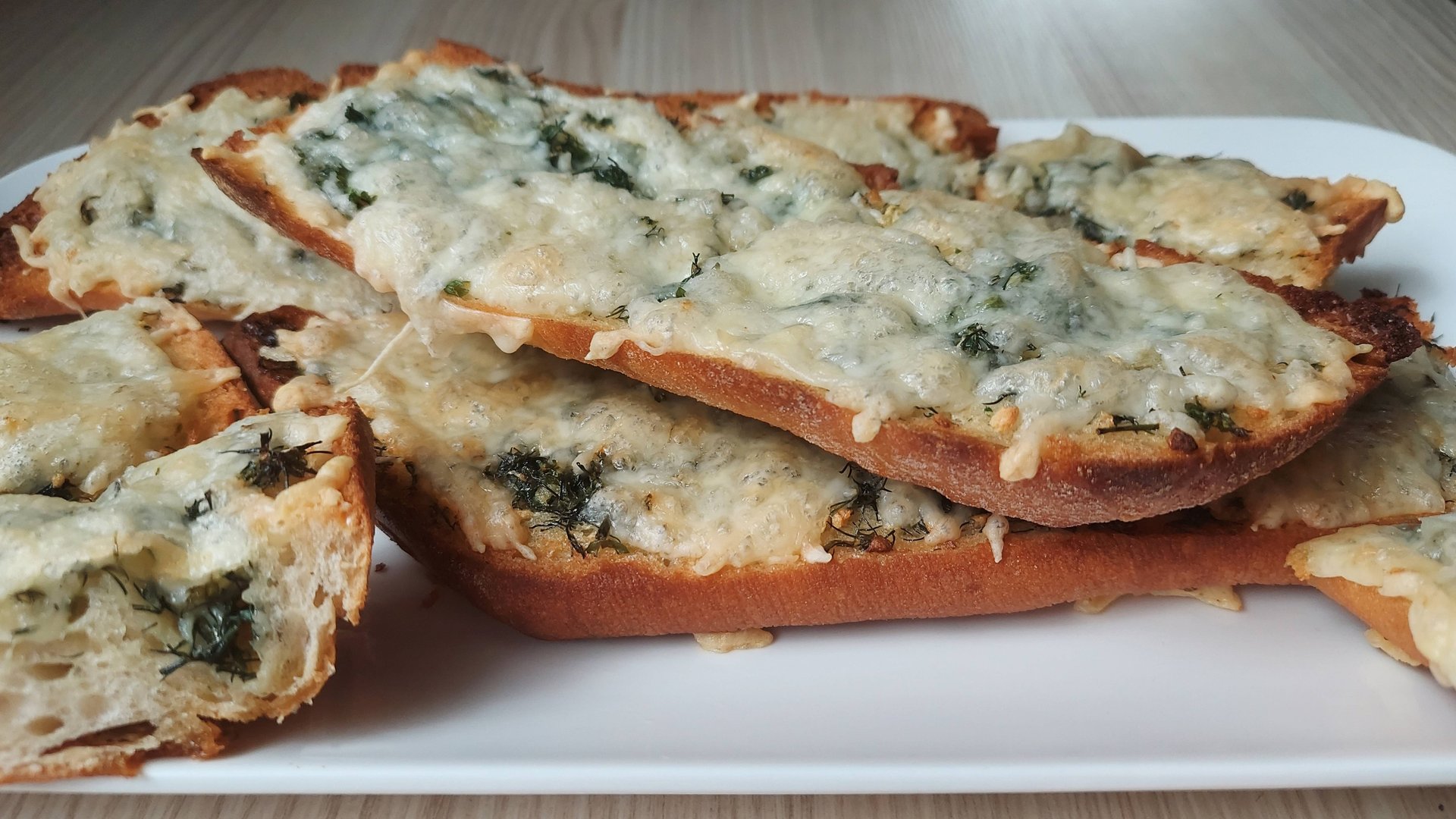 Хрустящий чесночный багет - очень просто! Вкуснятина на завтрак или перекус! смотреть онлайн