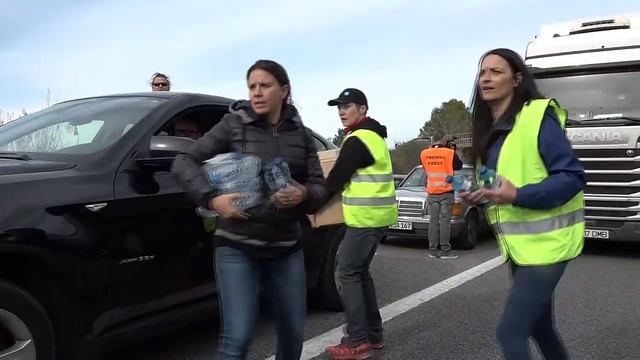 Dificulten el tràfic transfronterer tallant l'AP-7 i la N-II a l'Alt Empordà смотреть онлайн