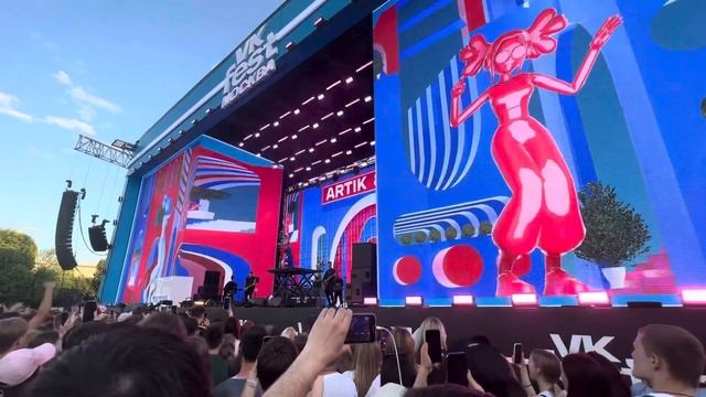 Краш тысяч поклонников! Девочка Танцуй!- тебе подпоют! #Асти на #вкфест Взгляд из фанзоны. смотреть онлайн