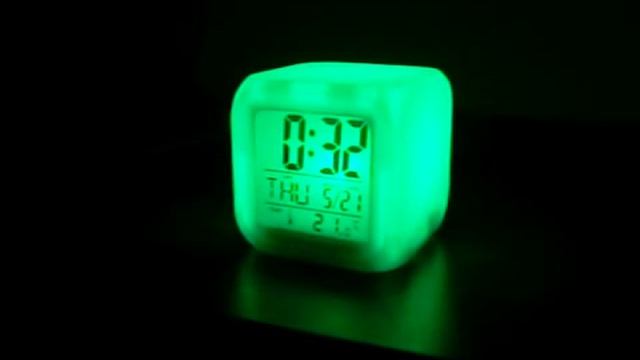 Color Change Digital Alarm Clock in the dark смотреть онлайн