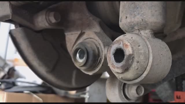 Субару# Subaru SH5 Замена плавающих сайлентблоков. Новые сайлентблоки не держатся в рычагах. смотреть онлайн