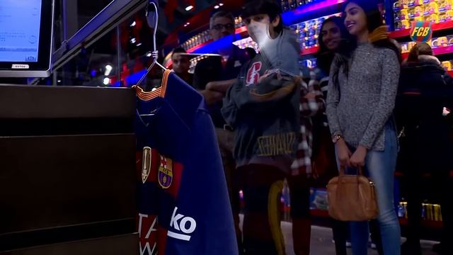 The world champions logo is in place on the FC Barcelona shirt смотреть онлайн