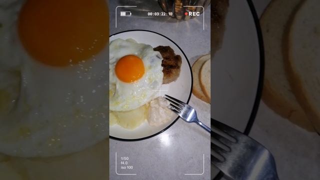 Бифштекс с яйцом и картофельное пюре. смотреть онлайн