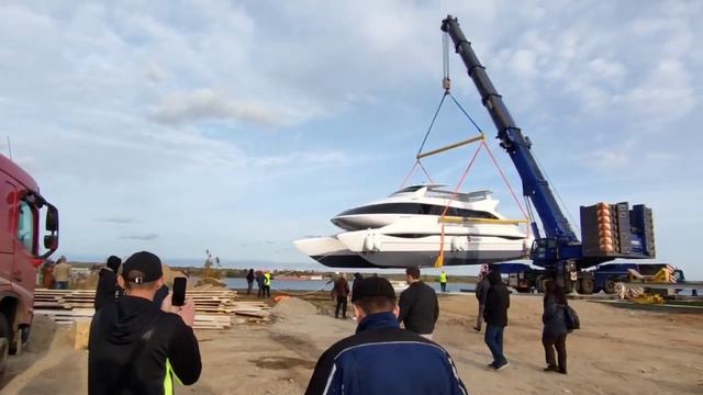 Спуск на воду самого большого электрокатамарана в России смотреть онлайн