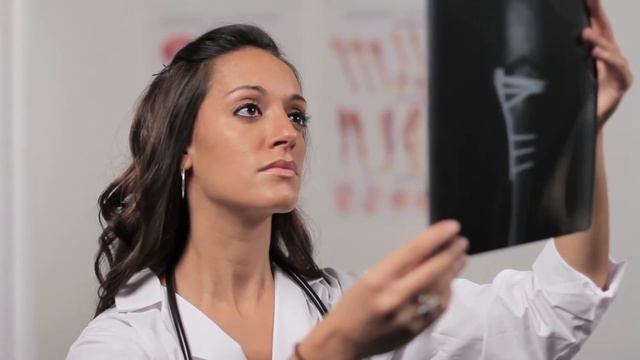 Video Background Stock Footage Free ( female doctor, doctor looking at x-ray ) смотреть онлайн