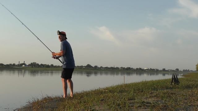 Просыпаюсь на рыбалке а он меня ждет. Рыбалка 2021 на Ахтубе Ловля сома и сазана смотреть онлайн