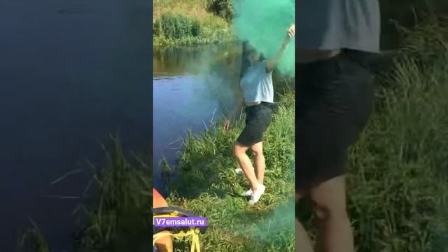 Фотосессия с цветным дымом на реке Оредеж смотреть онлайн