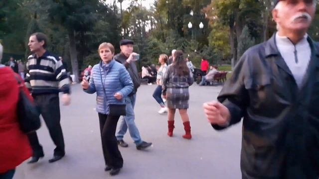 А НАСТОЯЩАЯ ПОДРУГА ПРИДЁТ, КОГДА НА СЕРДЦЕ ВЬЮГА!🕺💃🙂/ТАНЦЫ В ПАРКЕ ГОРЬКОГО ХАРЬКОВ ОКТЯБРЬ 2021 смотреть онлайн