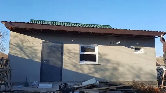 Отделка фасада пристройки из газоблока. Совсем чуть-чуть не успели закончить.