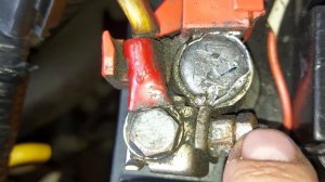 Уплотняем контакт  клемм аккумуляторной батареи на автомобиле.