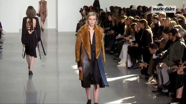 Calvin Klein pone color a su sobriedad tradicional смотреть онлайн