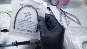 обзор инструментов и материал для установки титановой нити на вросший ноготь.