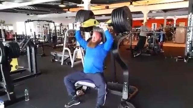 240 kg/ 528 lb shoulder press machine Basic-Fit Geleen смотреть онлайн