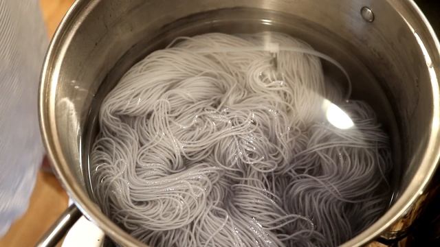 Dyepot Weekly #237 - Dip Dyeing Yarn Twice In Different Ways смотреть онлайн
