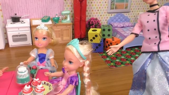 PLAYDATE ! Elsa And Anna Toddlers Play At Cinderella's House