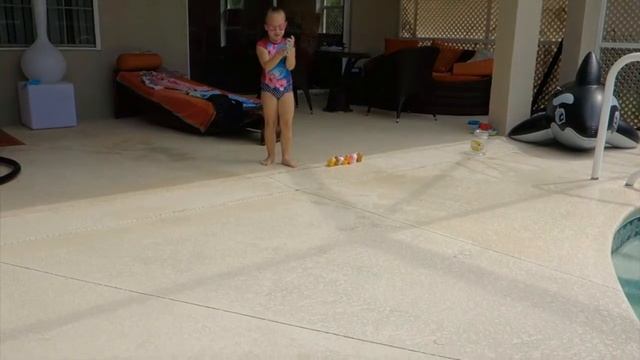 Челендж: Спасательная операция. Никки и Тема соревнуются кто больше игрушек спасет из бассейна смотреть онлайн