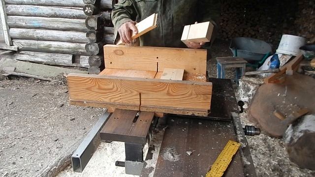 Шипы на поперечинах двери прогоняем на станке приспособой сами смотреть онлайн