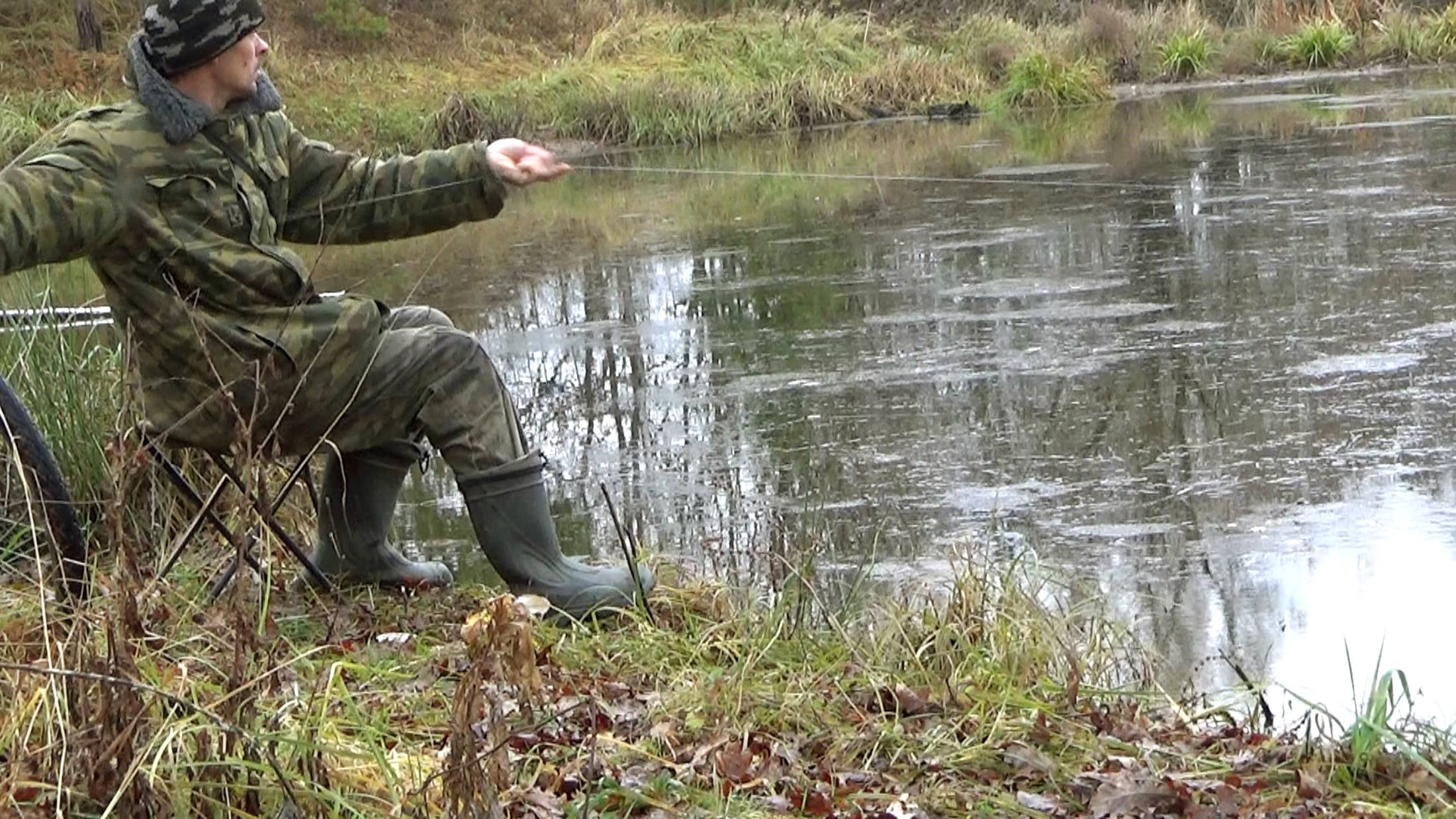 На резинку за карасём! Рыбалка 16 ноября в непростых условиях.. смотреть онлайн