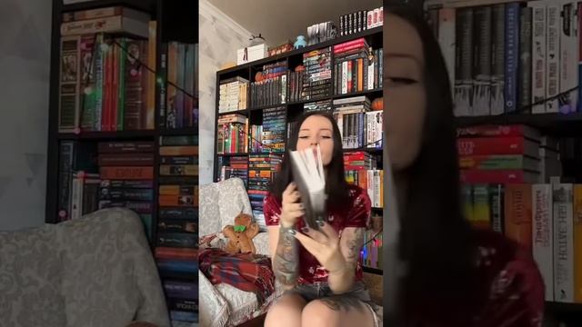 Любимый цикл 🔥 #книжныепокупки #bookishmadness #книги #популярныекниги #прочитанное #книжныеполки смотреть онлайн