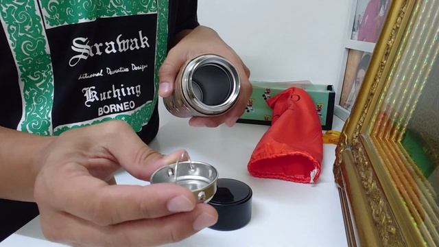 Unboxing the Gucci X Mickey Mouse flask / thermos with built in LED display thermometer смотреть онлайн