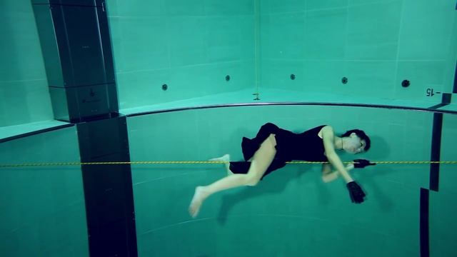 UNDERWATER DANCER ON WIRE (classical Version)