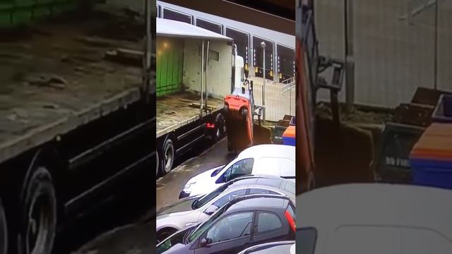 Соблюдайте технику безопасности! Поделитесь ссылкой что бы сохранить.
Техника Безопасности! Жесть! смотреть онлайн