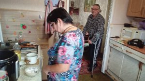 Виталий и Зоя в деревне: Приготовила обед - посидели по семейному. Дела деревенские
